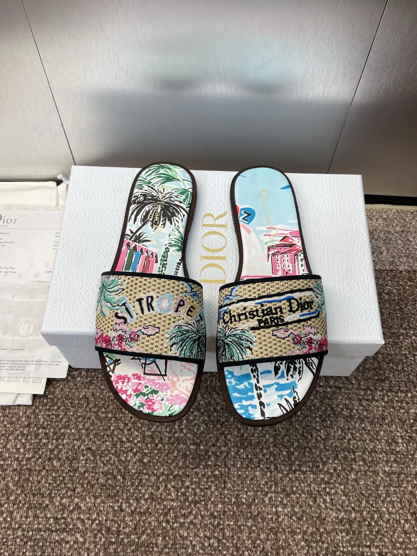 👟👟Ex-factory price 500👟👟 Dior 2025 spring and summer new style DWAY flat flip flops jelly color women's shoes CD letter logo three-dimensional embroidery round toe open toe color block sandals Material: upper imported raffia electric embroidery high temperature water-soluble cotton technical fabric + water-dyed sheepskin lining + Italian thickened leather outsole size: 34-42 (34.40.41.42. Customized, non-refundable and non-exchangeable)